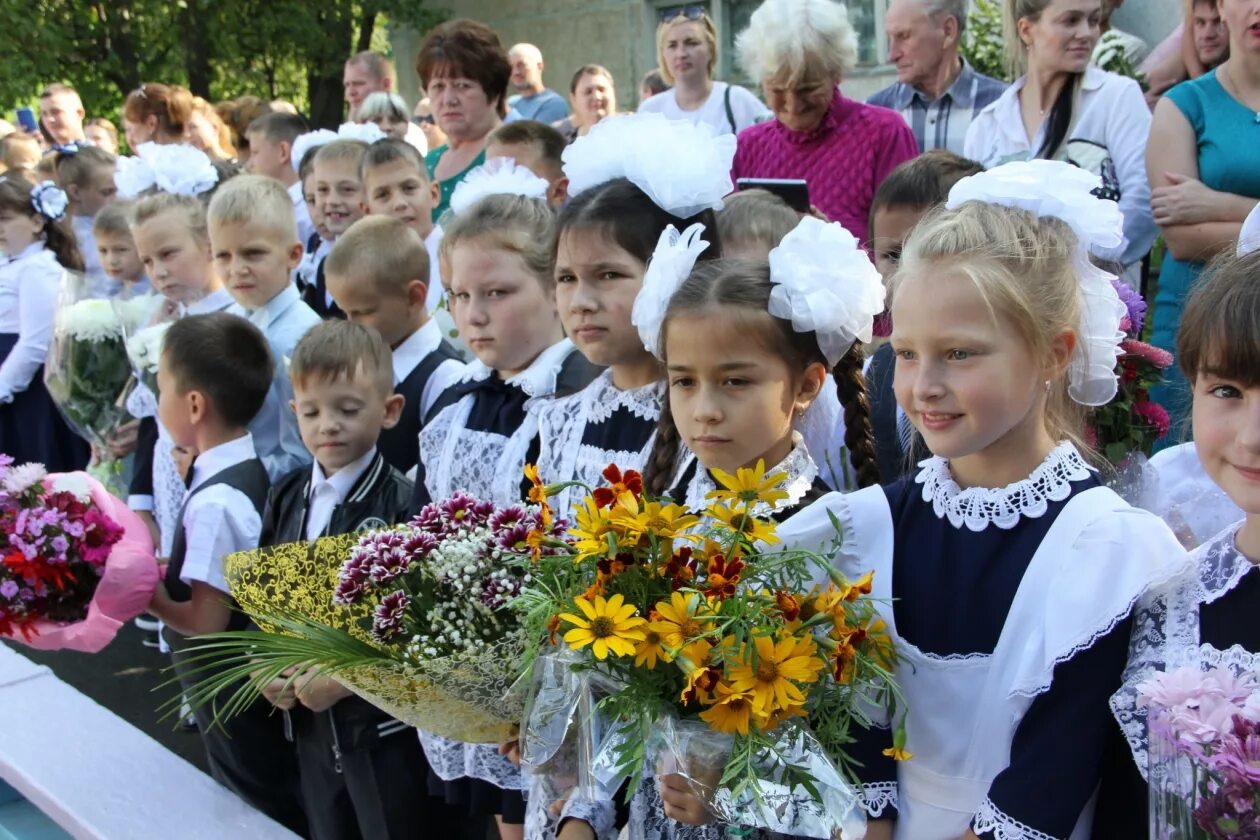 Сайт школы 6 класс. Линейка в школе. Школа 1 сентября. Школьники 1 сентября. Линейка 1 сентября.