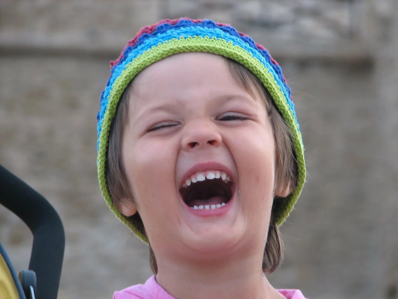 Children laughing. Дети смеются. Ребенок улыбается. Школьники смеются. Мальчик смеется.