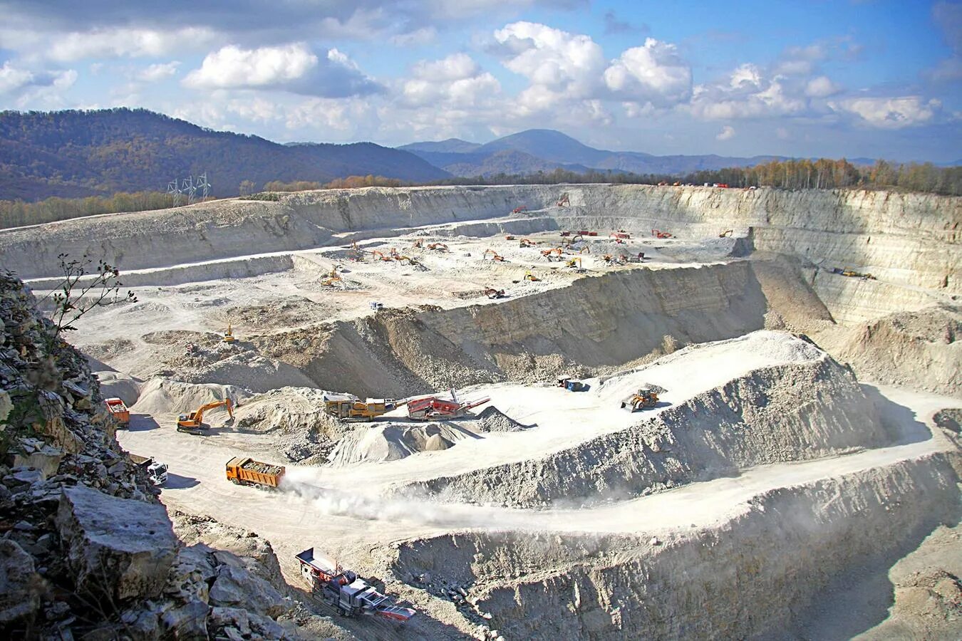 Добыча полезных ископаемых. Добыча сланца. Известковый щебень. Песок карьер. Карьер кривоборье воронеж.