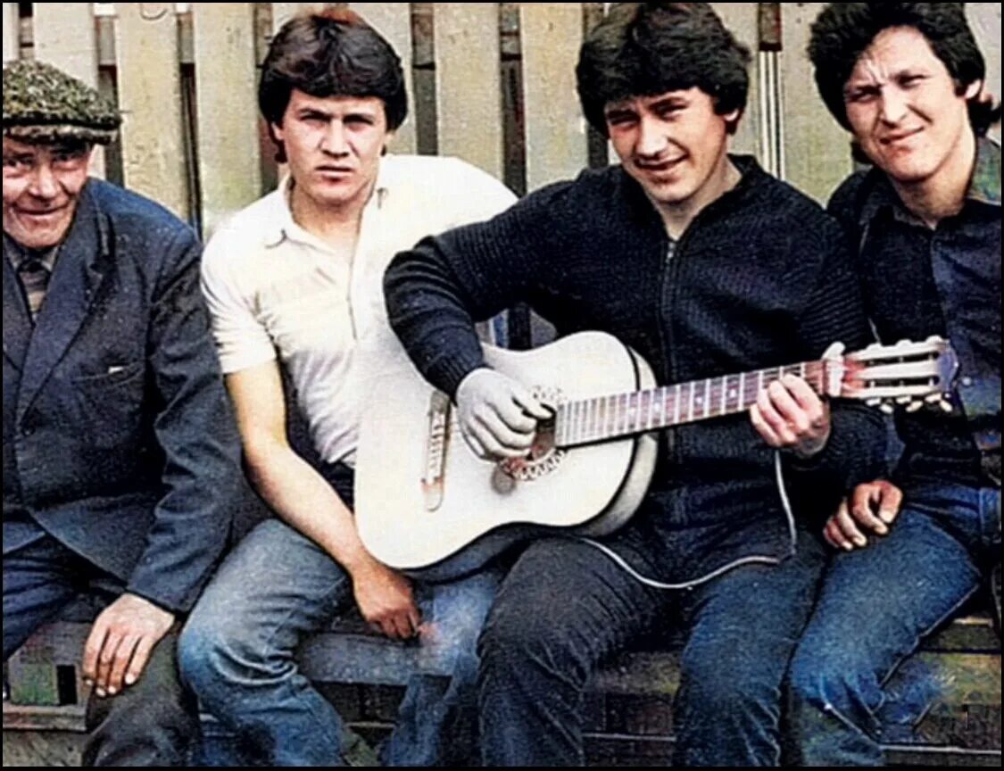 Дворовые гитаристы. Гитаристы 70-х. Гитаристы дворовые 70х годов. Советская молодежь с гитарой во дворах.
