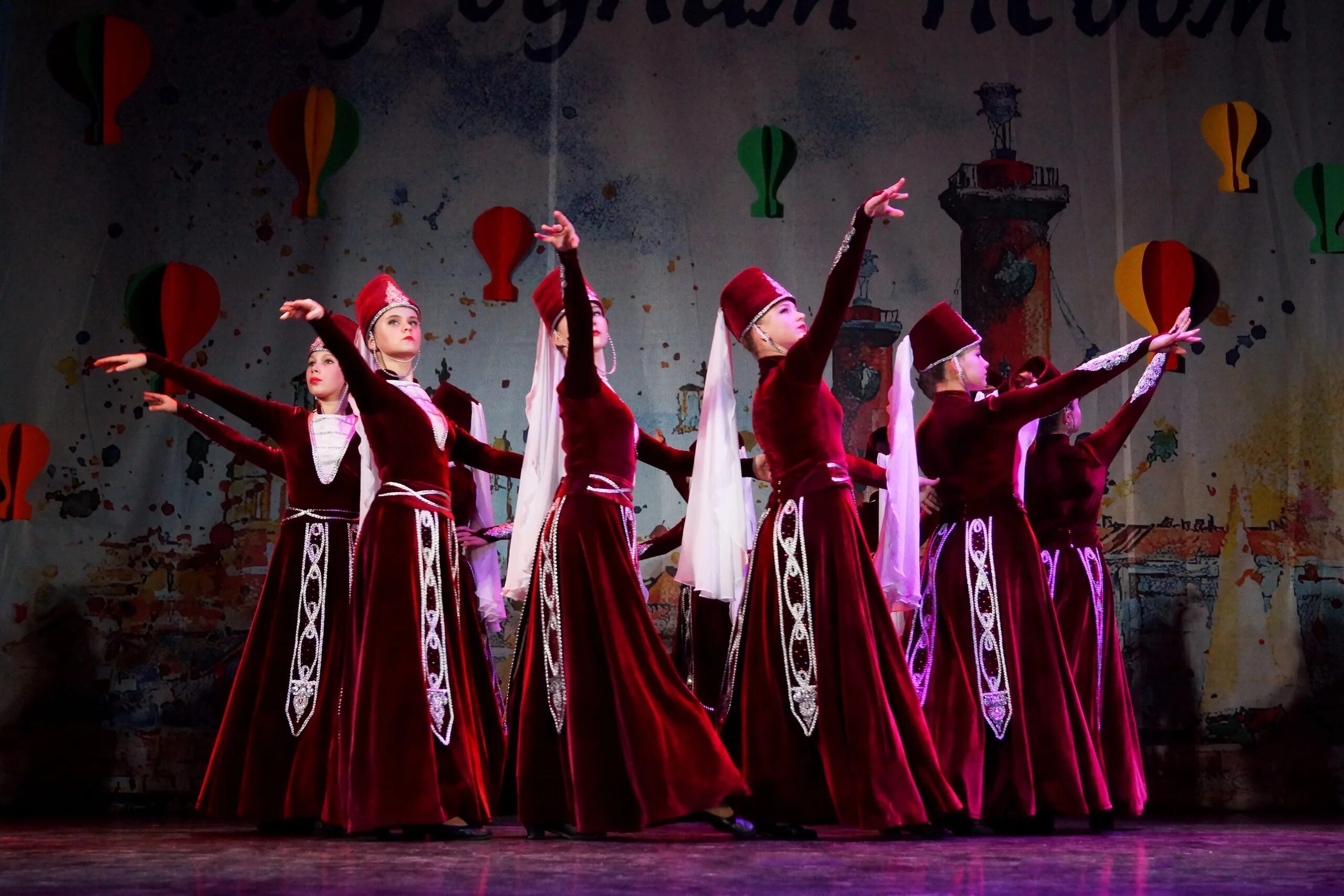 Музыкальные народные конкурсы. Армянские танцы. Армянские народные танцы. Армянский танец девушки. Акушинский танец.