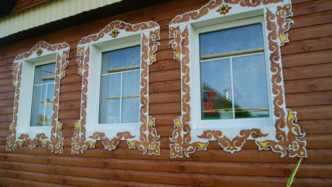 Наличники на окна. Резные наличники. Украшение окон наличники. Резные наличники на окна. Наличники домовая пропильная резьба.