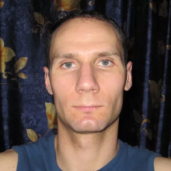 райан гослинг лицо близко. человек с тонкими губами мужчина. парни с тонкими губами. хоакин феникс заячья губа. тонкие губы у мужчины.