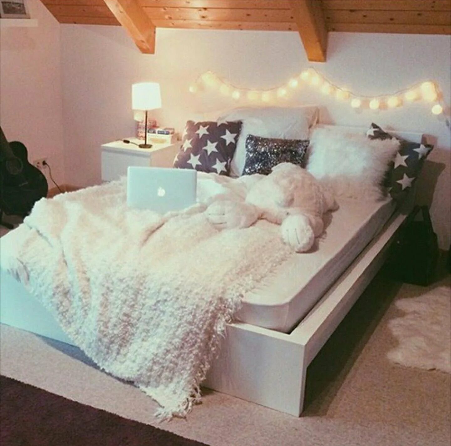 Свет на твоей кровати. Уютная спальня. Уютная кровать. Красивая большая кровать. Огромная кровать.