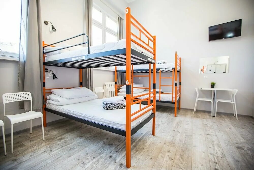 Хостел комната. Хостел. Хостел. Хостел с людьми. Мебель для хостелов и общежитий.