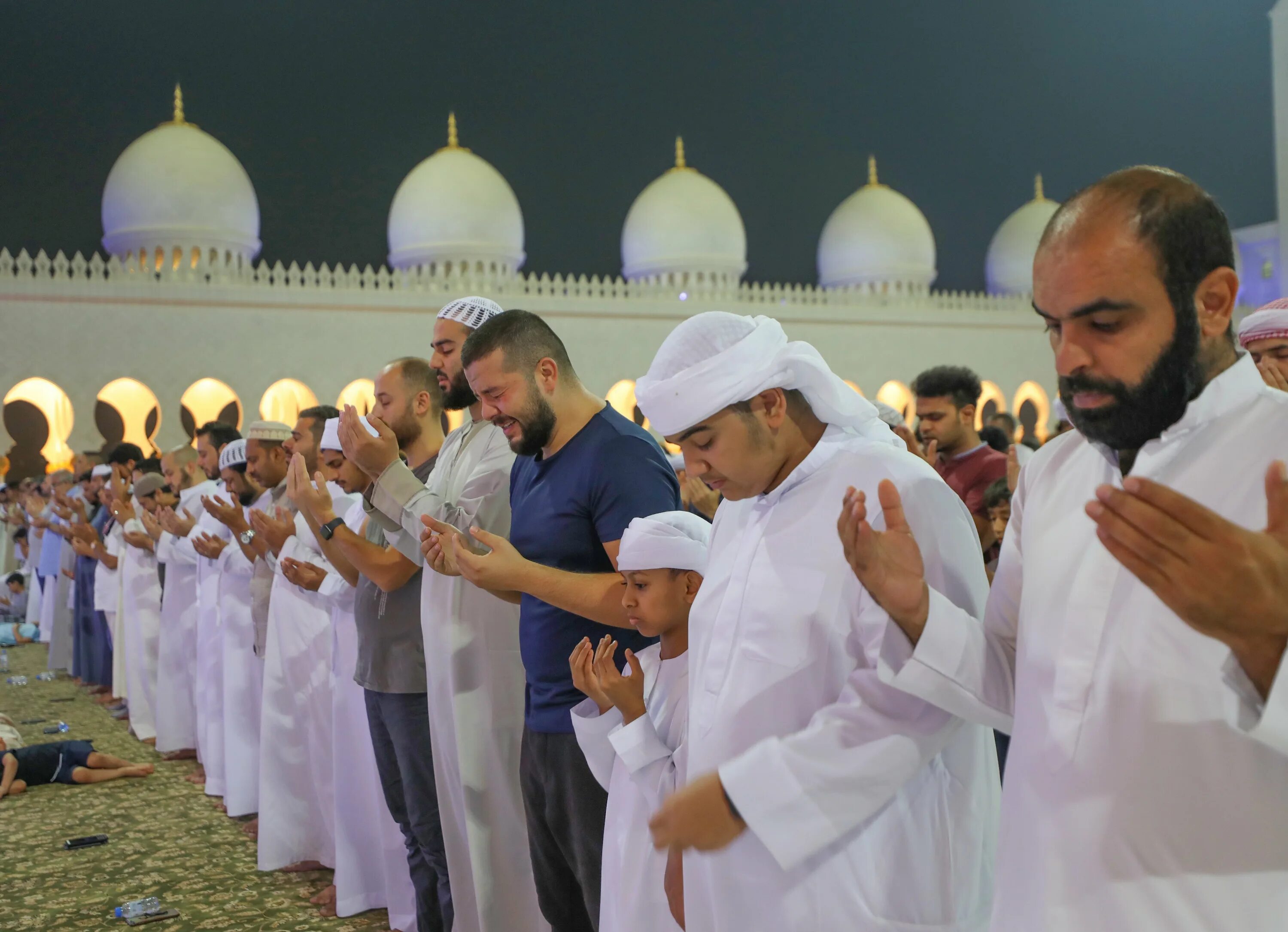 Арабы в ОАЭ. Абу-Даби (эмират). Молитва ИД Аль Фитр. Абу Даби 2023.