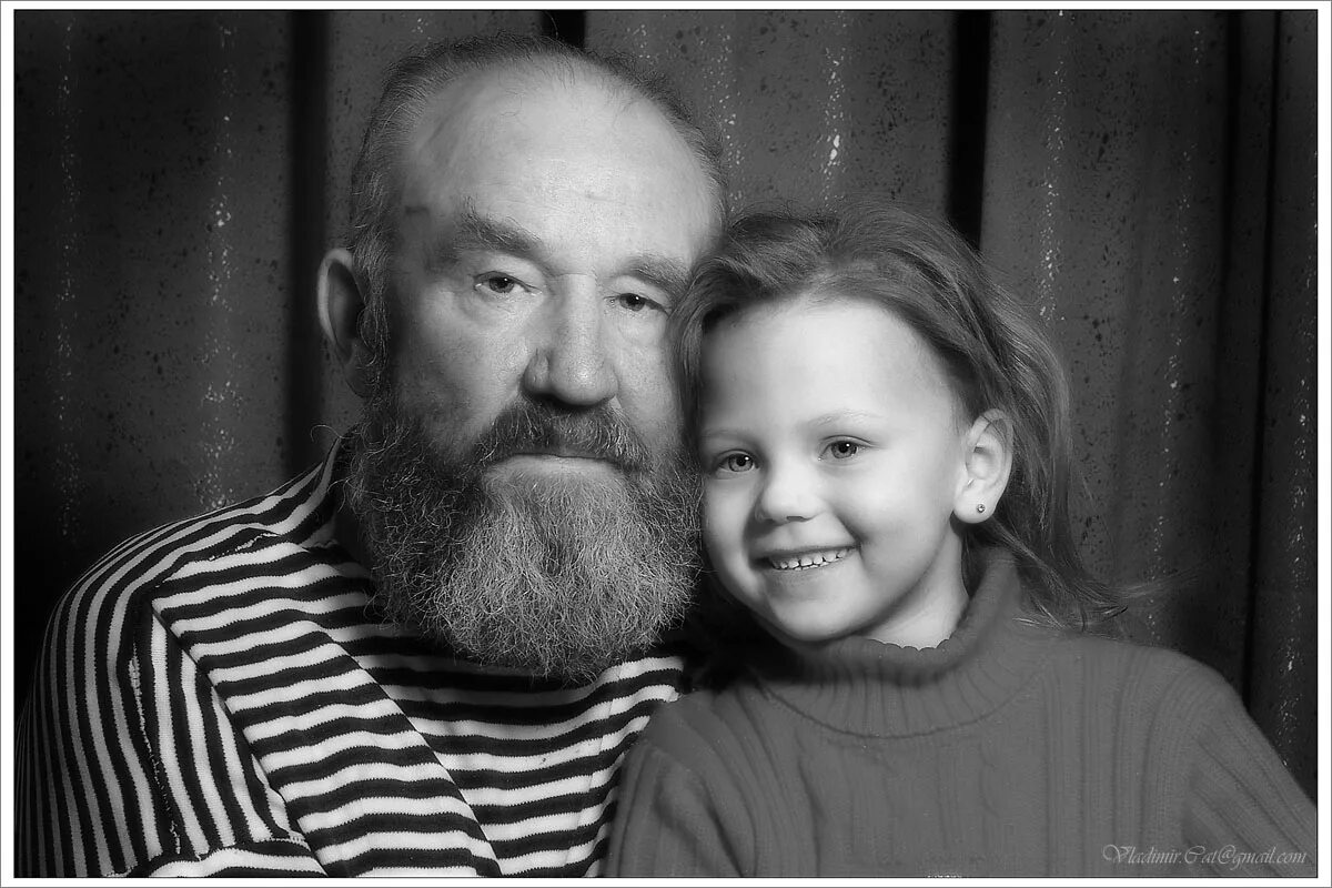 Daughter grandfather. Девочка с дедушкой. Дедушка с внучками. Фотопортрет дедушка с внучкой. Дедушка и девушка.