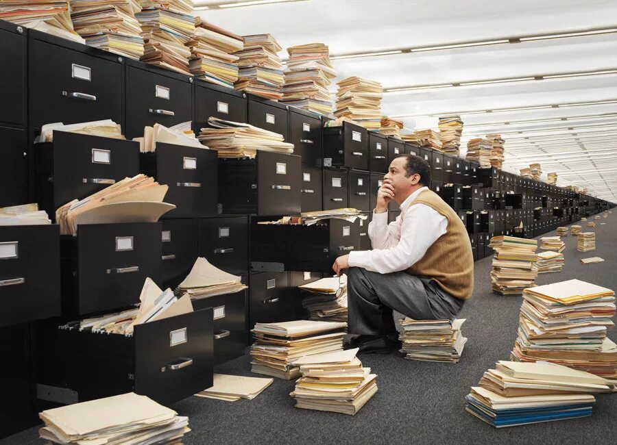 Много. Много документов. Куча информации. Человек с кучей документов. Очень много документов.