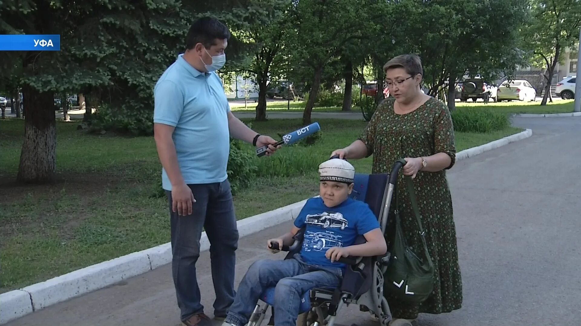 Сын инвалид не работает. Сын инвалид. инвалид упал с коляски. мать сын инвалид.