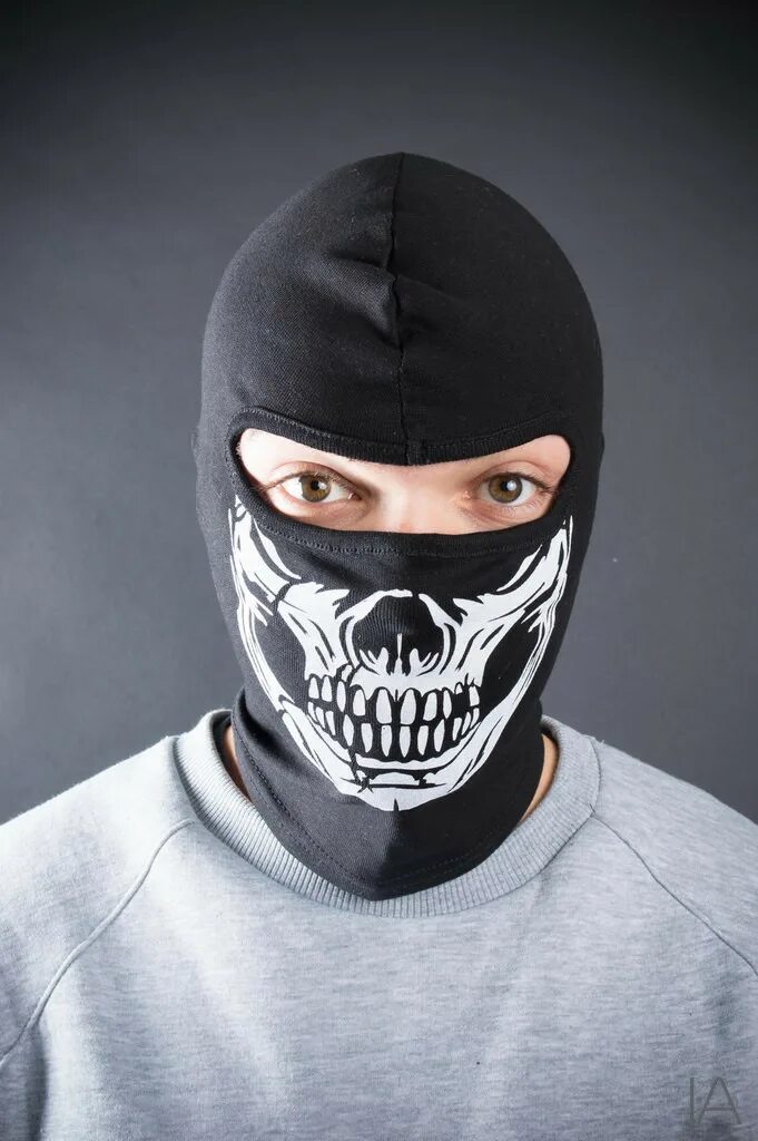 Балаклава гоуста из call of duty. Страшные светящиеся маски. Черная маска мужская. Крутые маски. Человек в маске и кепке.