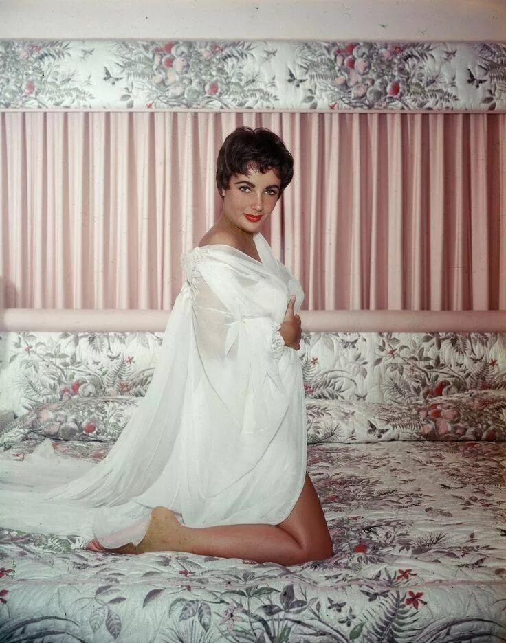 Тейлор фото в молодости Elizabeth Taylor Elizabeth taylor, Print swimsuit, Beautiful swimsuits