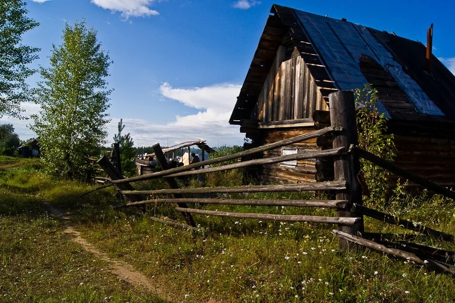 Определить деревня. Глухие деревни Новгородской области. Деревенский дом в глухой деревне. Заброшенные деревни Томской области. Отдаленная деревня.