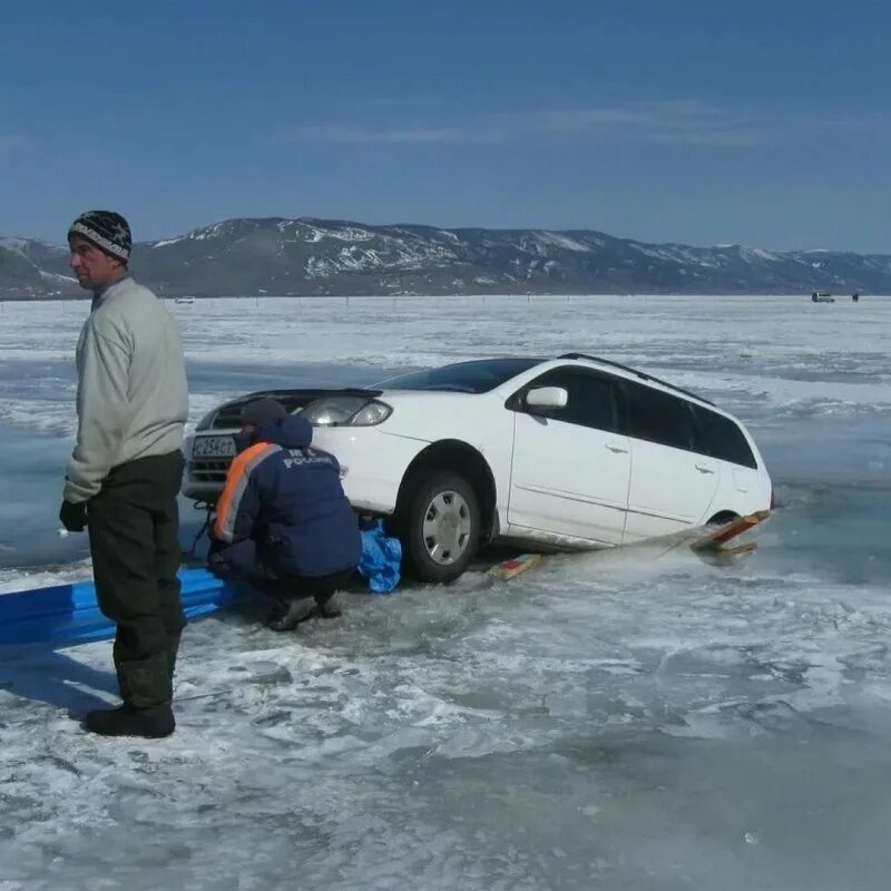 байкал зимой на машине. машина для езды по льду. на машине по тонкому льду.