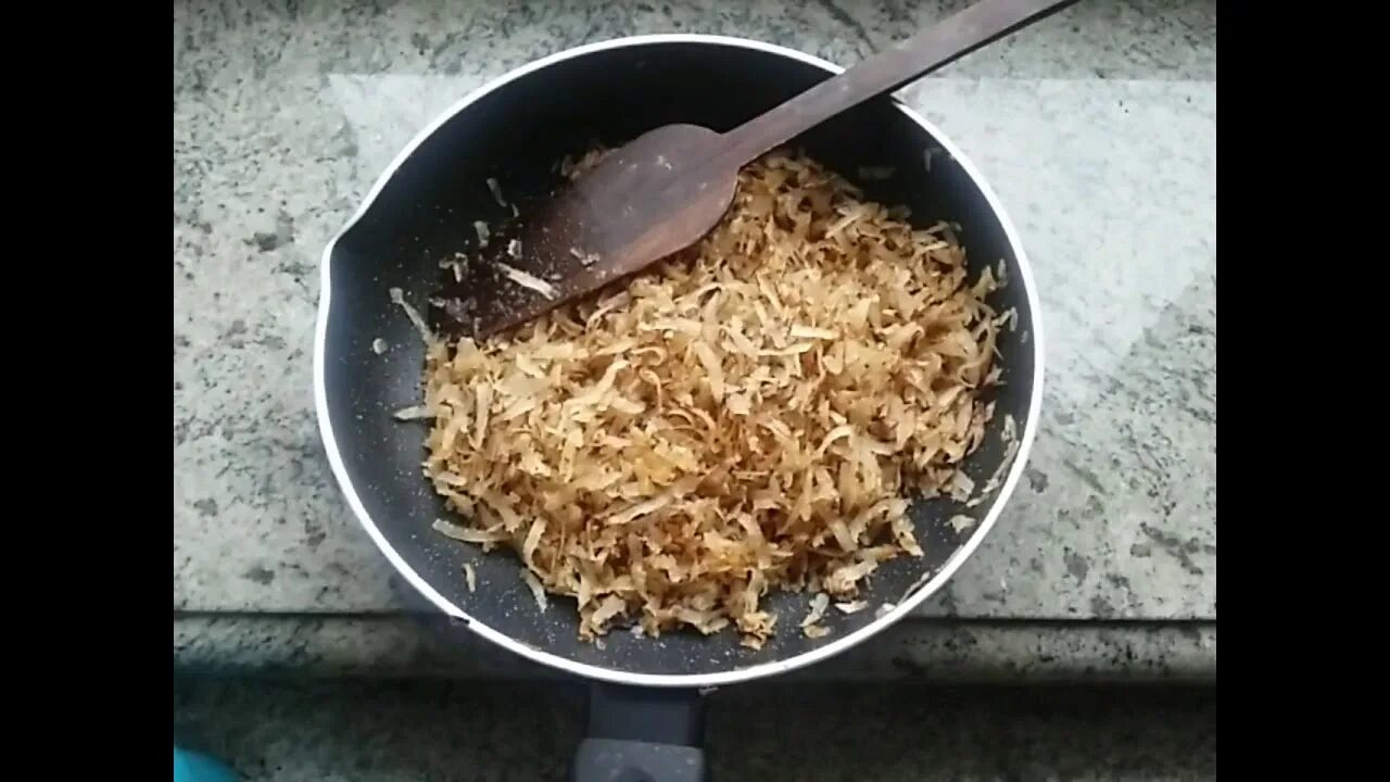 Слайсы кокоса. Хлопья кокоса. Оригинальная подача в кокосе. Жареный кокос. Цвет жареный кокос в интерьере.