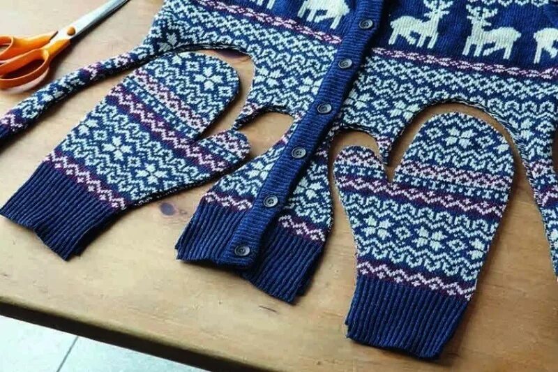 Одежда для пупсов из носков. Носки из рукава свитера. Кофта носки. Интересные носки. Варежки из свитера.