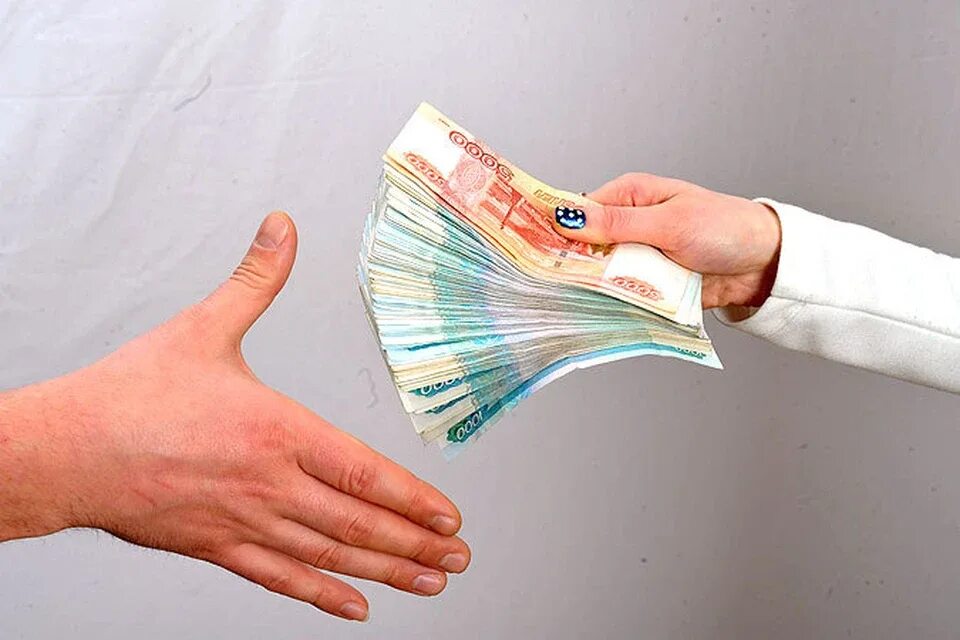 Передает деньги. Деньги на руки получить. Деньги в руках. Деньги на руки получить. Рука с деньгами на белом фоне.
