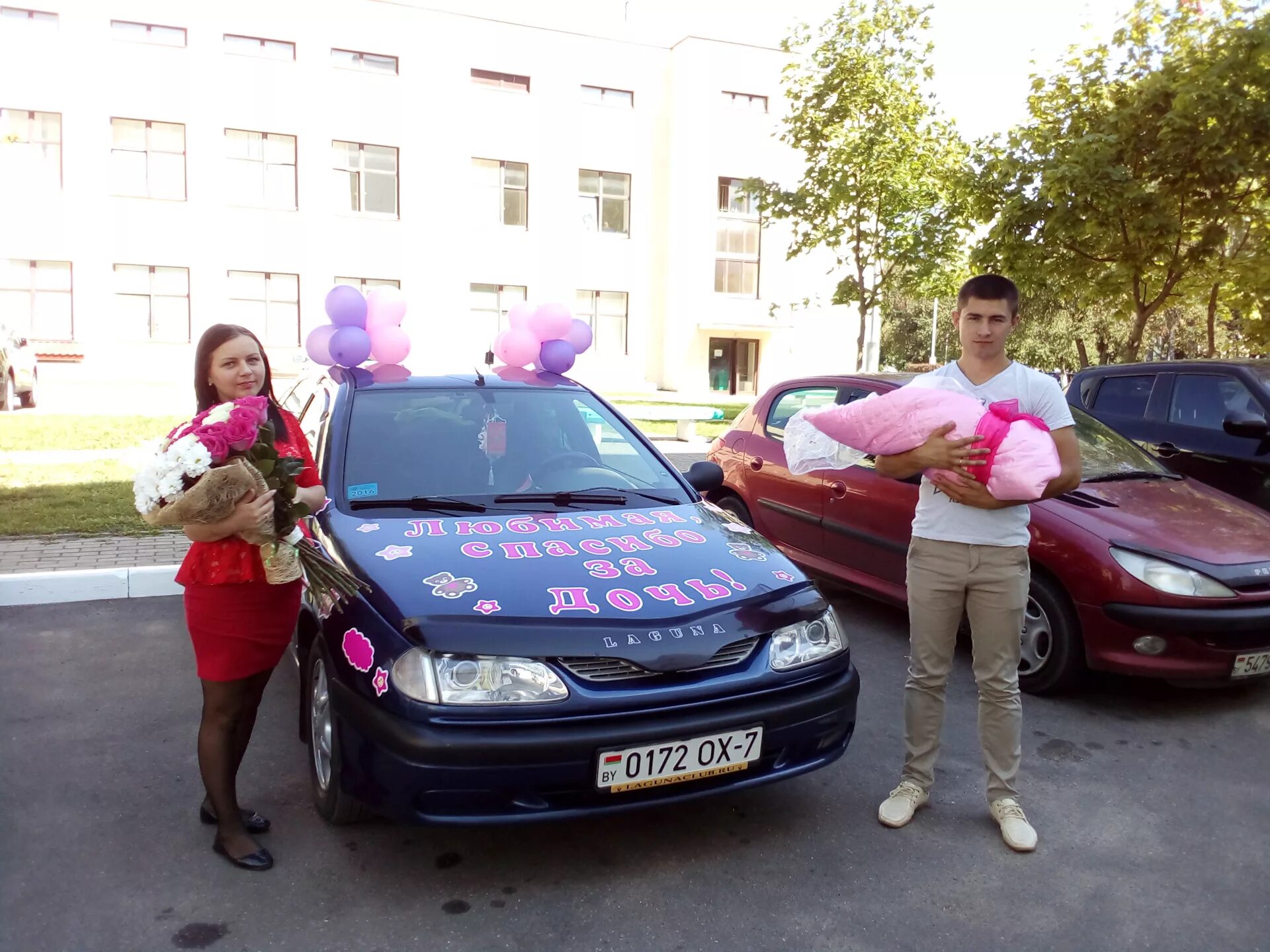 Дочь выписывает отца. Встреча из роддома. Встреча с роддома. Выписка из роддома. Встреча ребенка из роддома.