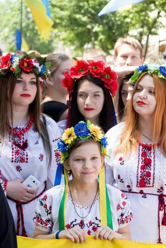 Ukrainian people. Праздник вышиванки в Украине. Украина люди. Ukraine National Costume. День вышиванки в Воронеже.