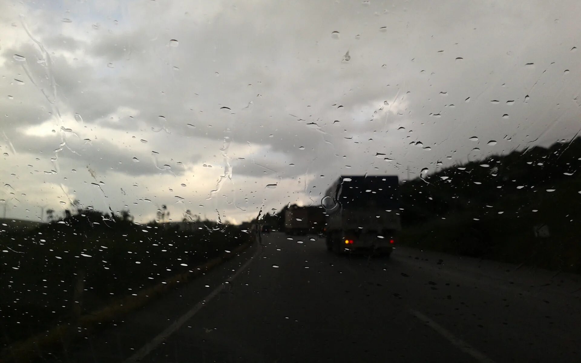 Дождь в дорогу примета. Дождь Елец. Эстетика дождя в машине. Пасмурная погода Эстетика. Дождь на дороге фото.
