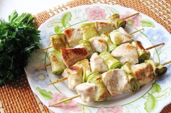 Салат из огурцов под куриный шашлычок кухня. Куриные шашлычки с кабачками. шашлычок из кальмара с цукини. куриный шашлык с кабачками. куриный шашлычок с цукини.