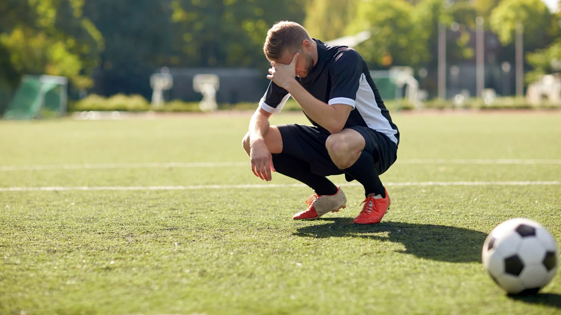 Peter started to play football because. Парень на футбольном поле. Парень с мячом. Мальчик с футбольным мячиком. Один на футбольном поле.