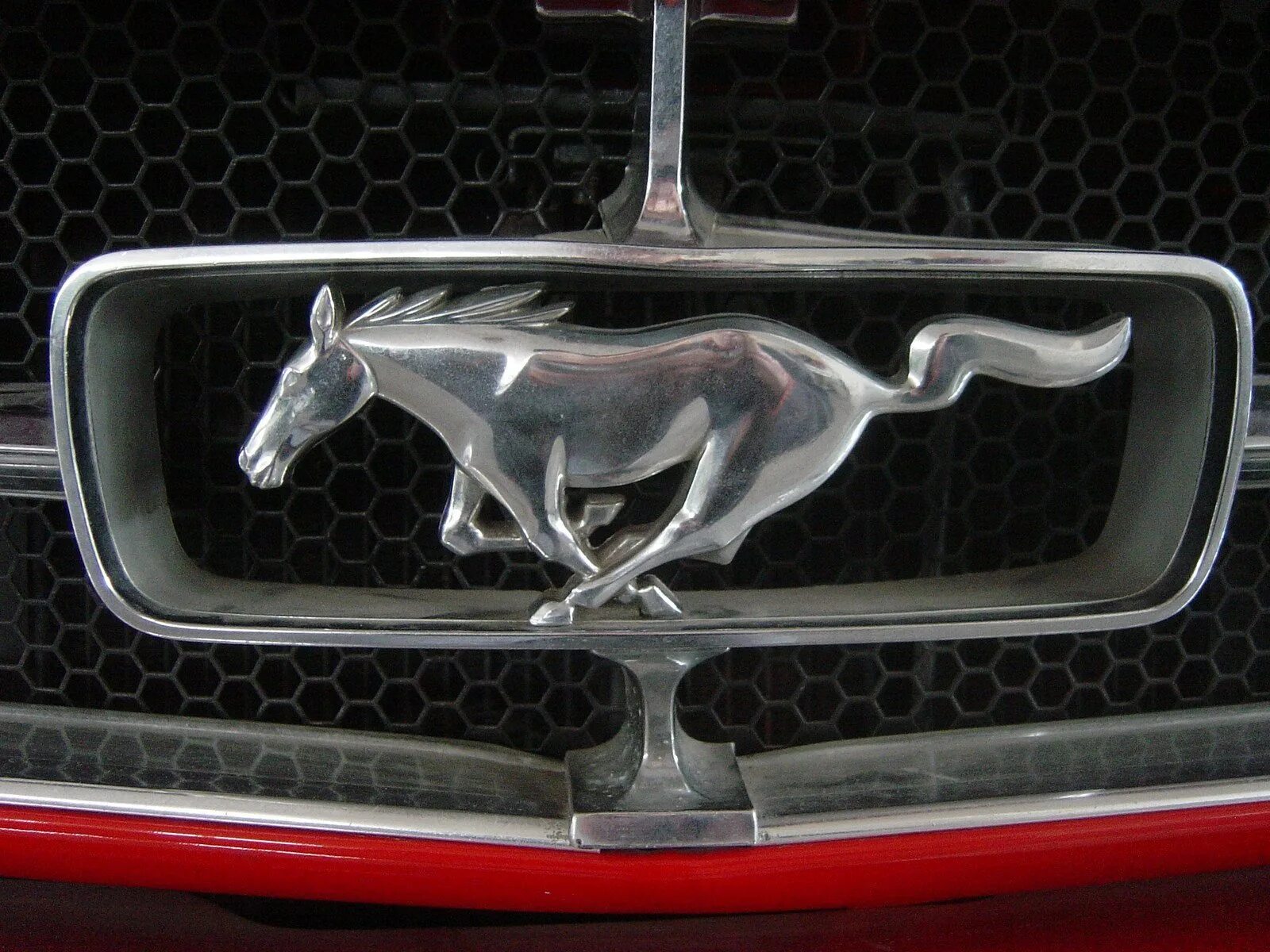 Конь какая машина. Марка Форд Мустанг. Ford Mustang Emblem. Форд Мустанг знак.