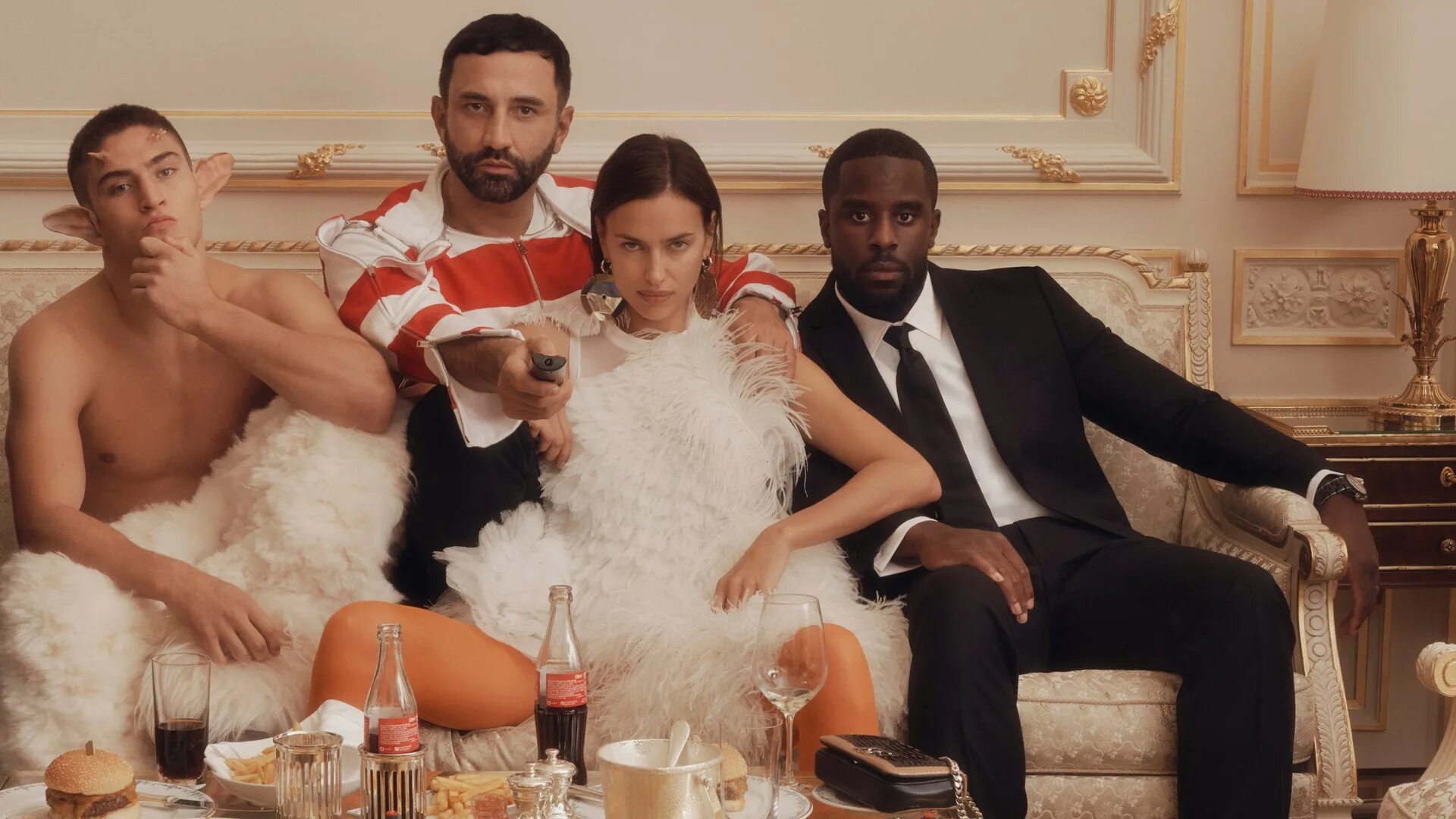 Сидящую в окружении. Burberry Riccardo Tisci.