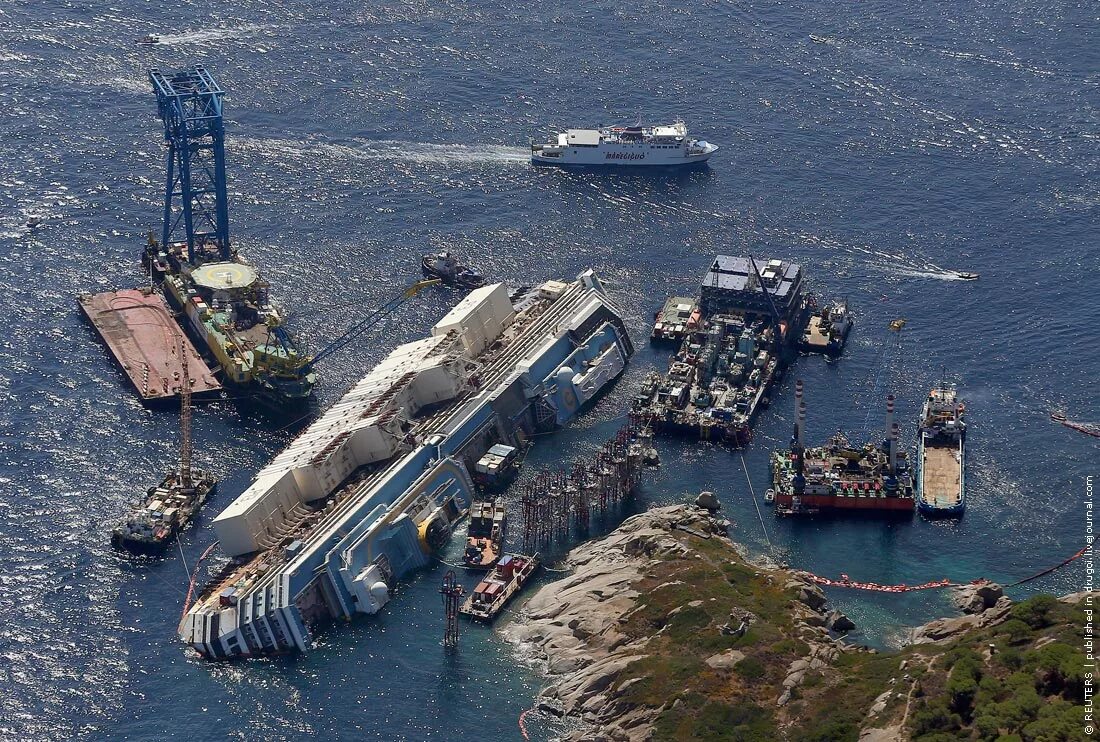 Трагедия лайнера. Коста конкордия крушение. крушение лайнера costa concordia. корабль коста конкордия крушение. крушение коста конкордии 2012.