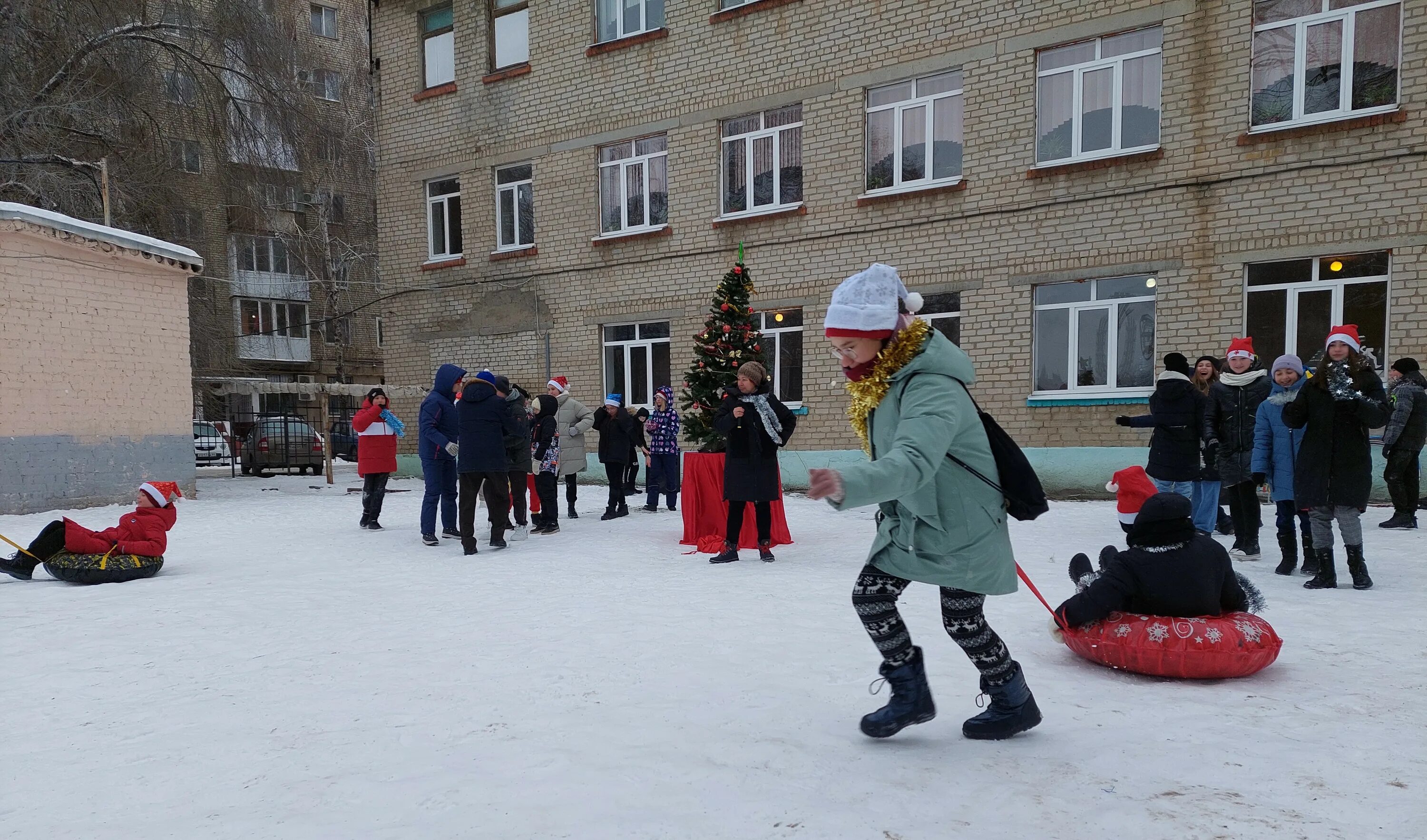 Каникулы продляют. Зимние каникулы в школе. Зимние школьные каникулы. Школа зимой. Школьники зима каникулы.