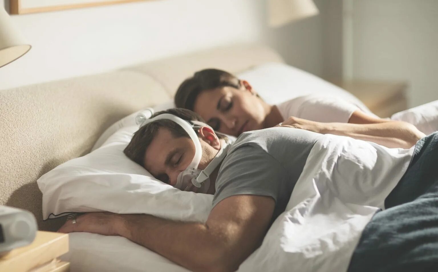 миллион для чайников the brass teapot, 2012. как спят ваши дети. обнимает в кровати. Txt спят вместе. джуно темпл миллион для чайников фильм 2012.