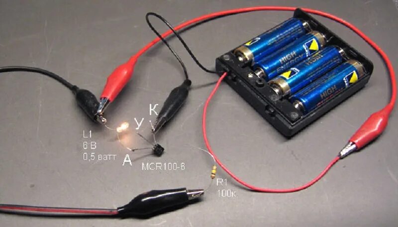 Толя подключил к батарейке красную лампочку. Пальчиковая батарейка 3.6 вольт. Батарея 3.6 вольта ААА. Как зарядить аккумулятор 3.6 вольт. USB зарядка от аккумулятора 12 вольт.