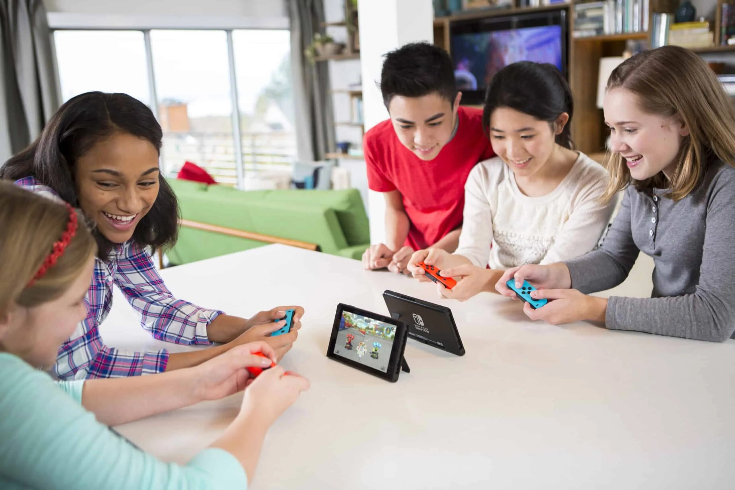 They is playing a game перевод. Nintendo Switch playing. Человек с Нинтендо. People playing Nintendo Switch. Люди играют в Nintendo.