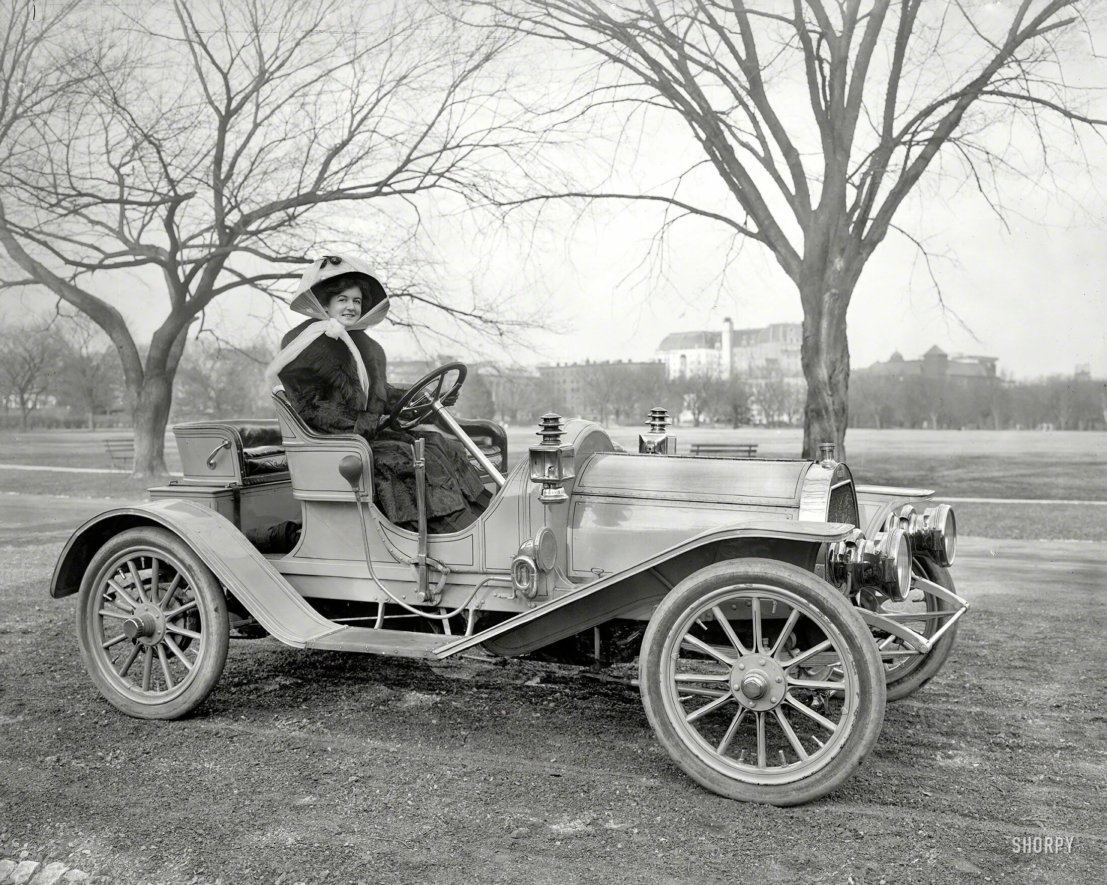 Первая машина механика. Mercedes Benz 1910. Пежо 1910 года. Старинные машины. Автомобили 20 века.