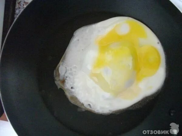 1 жареное яйцо без масла. Яичница растекшая. Яичница растеклась. Яичница без масла. Желток на сковороде.