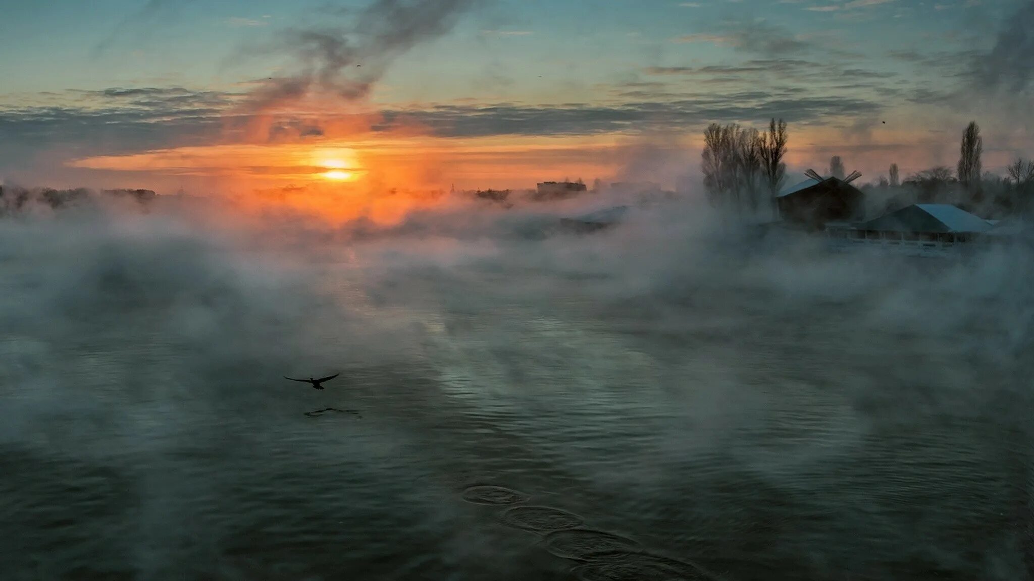 В солнечном дали воду. Рассвет туман. Туман над морем. Море в тумане. Море в дымке.