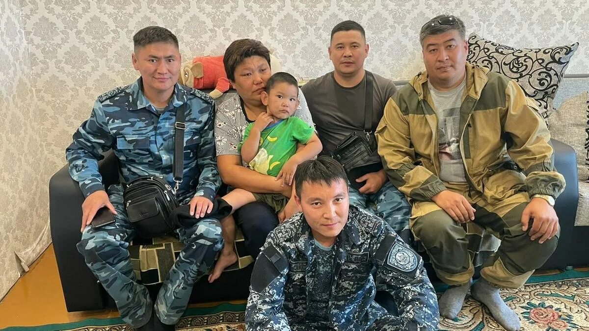 Фото мужчины 22 года. Парни 2001 года рождения. Поиски в каменогорске. 2 полицейских. Поиски в каменогорске.