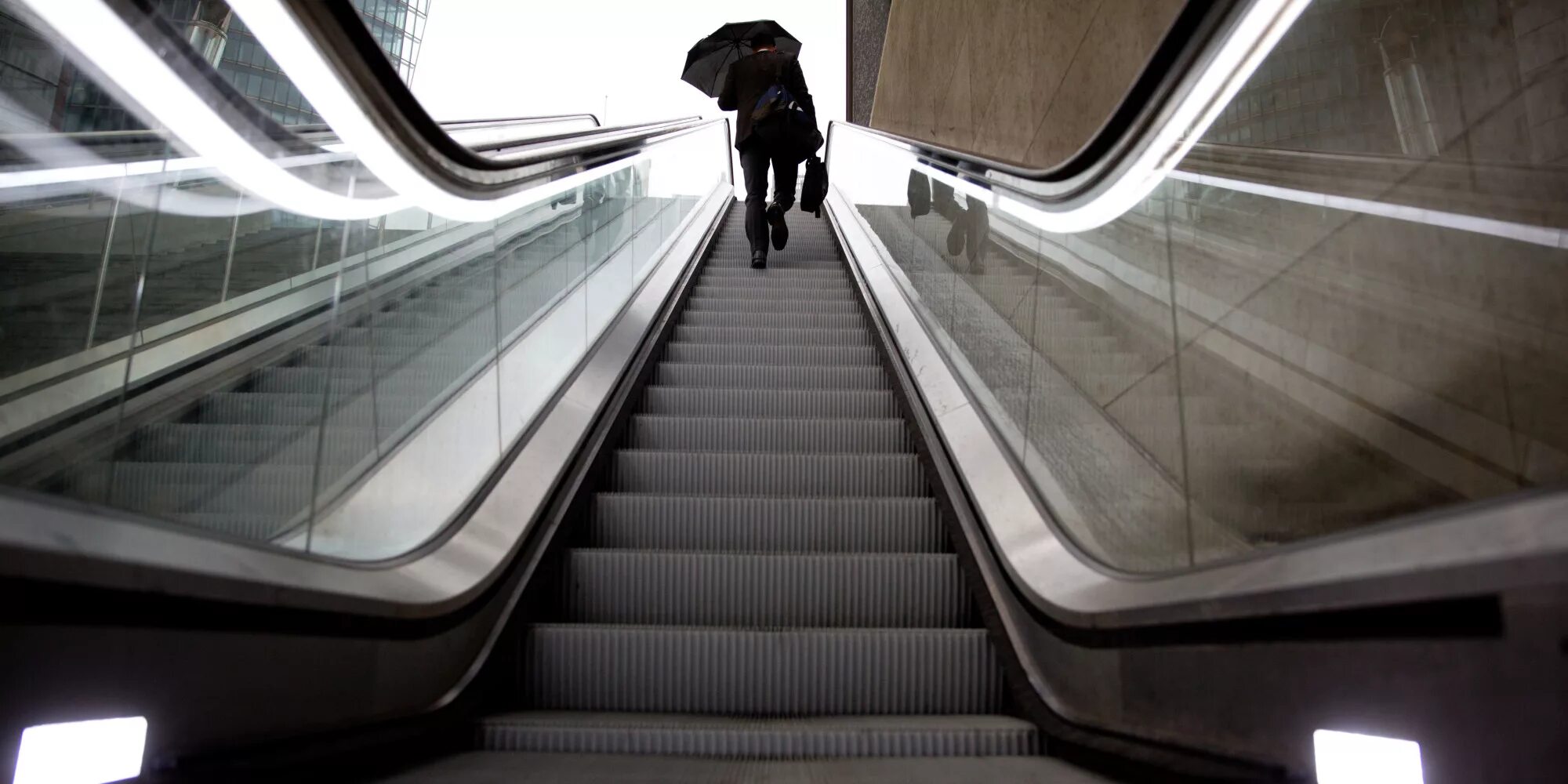 Подъемный эскалатор. Мега эскалатор. Лестница эскалатор. Люди на эскалаторе. Лестница в метро.