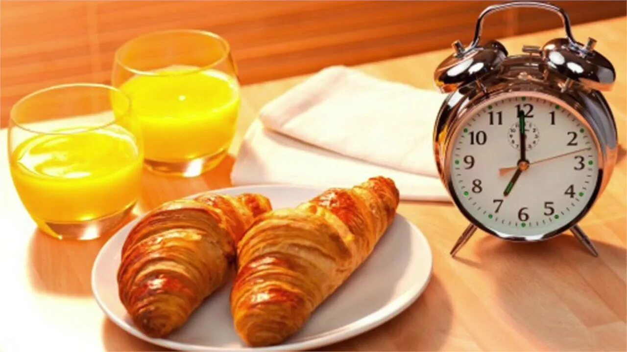 She breakfast at 7 o clock. Будильник - завтрак. Завтрак часы. Завтрак с часами. Счастливые часы Завтраки.
