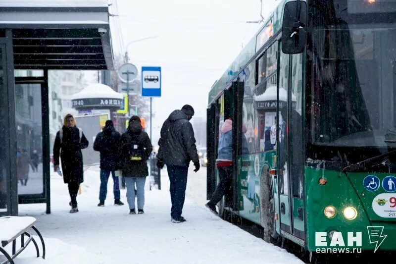 Автобусы екатеринбург поменяли. Автобус Челябинск. Новогодний транспорт Челябинска. Пассажиры обстановка. Общественный транспорт Екатеринбурга навигация.