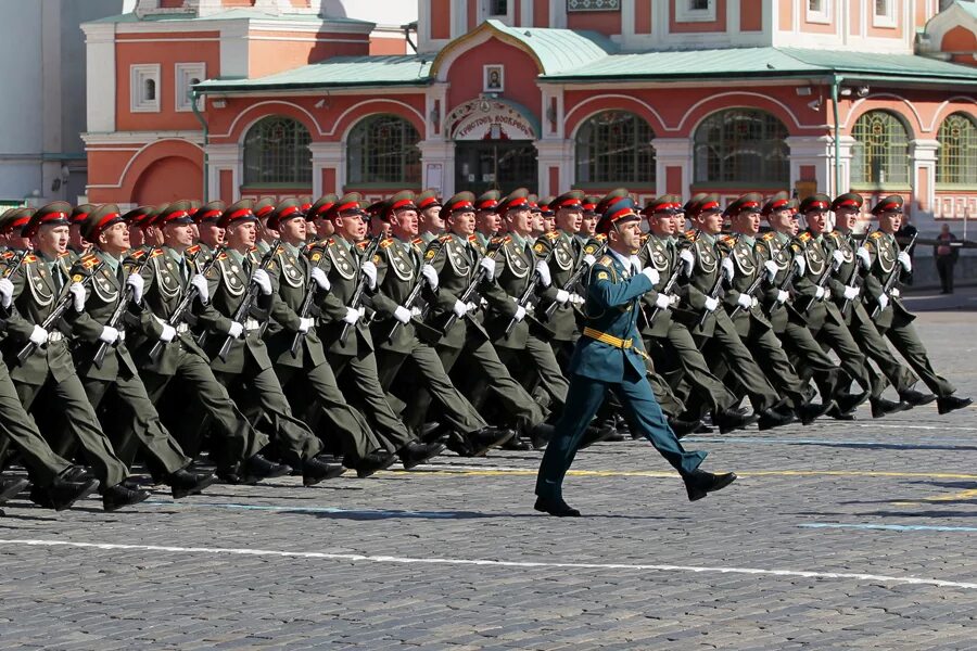 Вс рф красное. Солдаты на параде. Строй солдат на параде. Сухопутные войска парад. Солдаты РФ маршируют.