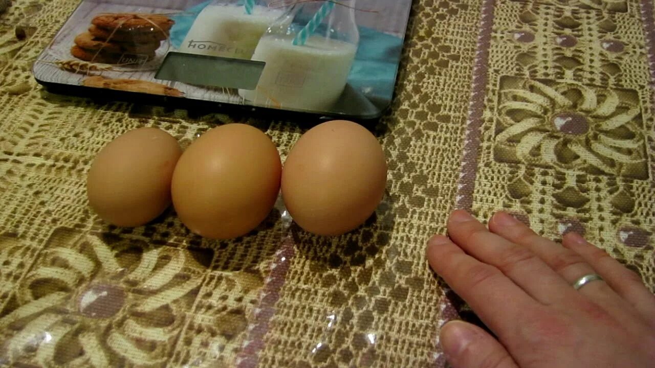 Кровь в яйцах кур. Необычные куриные яйца изнутри. Резак д/скорлупы у яиц большой 7562648.