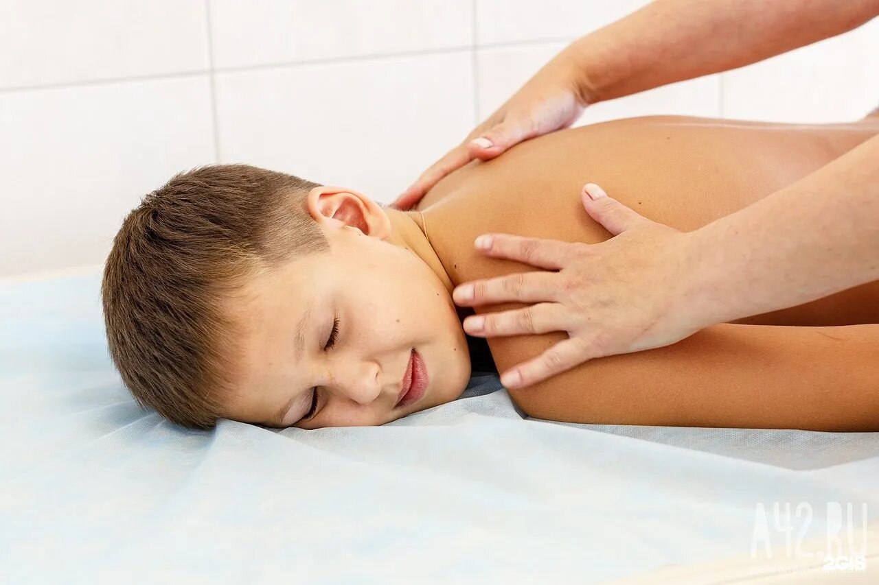 массаж детям 4 5 лет. зарядка для грудничков от 0 до 3 месяцев. оздоровительный массаж для детей. массаж для детей раннего возраста. массаж и гимнастика при рахите у детей.