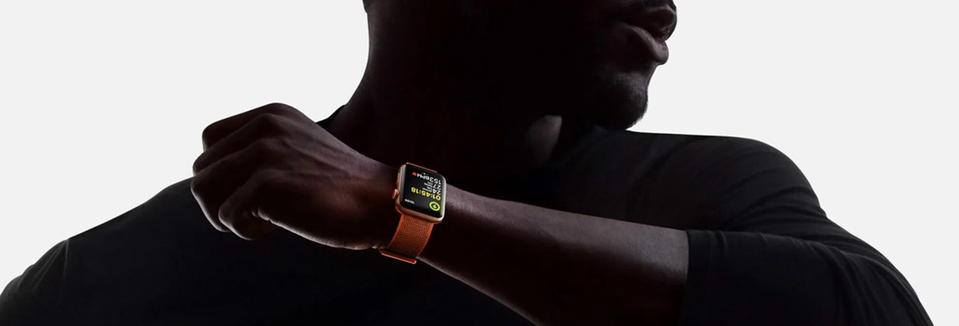 Apple watch se 2021. Apple watch 2022. Часы Apple на руке. Человек крупным планом с Apple watch. Загар и Apple watch.