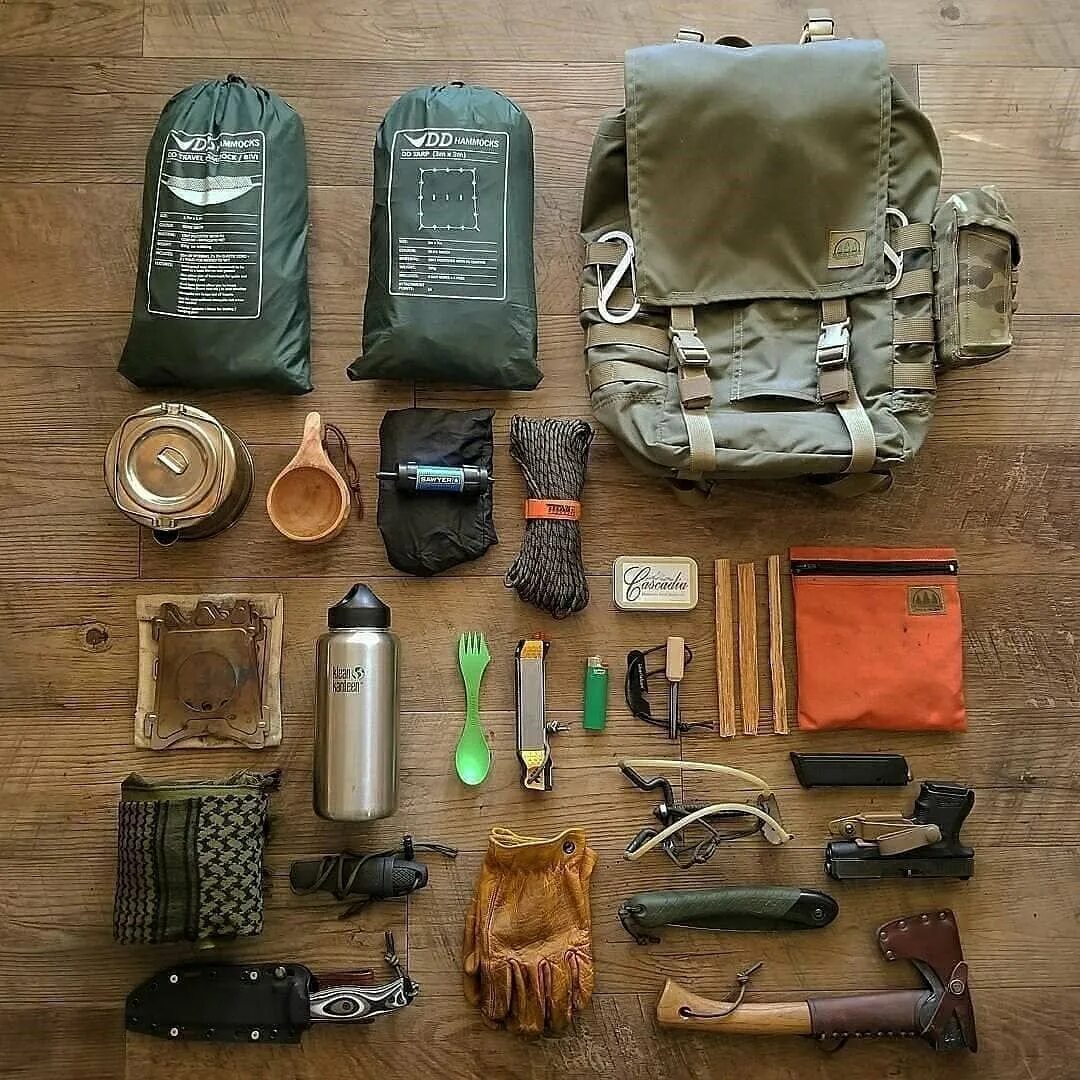Вещи первой необходимости для выживания. Бушкрафт зомби апокалипсис. Необходимые вещи для похода. Рюкзак для выживания. Личные вещи в поход.