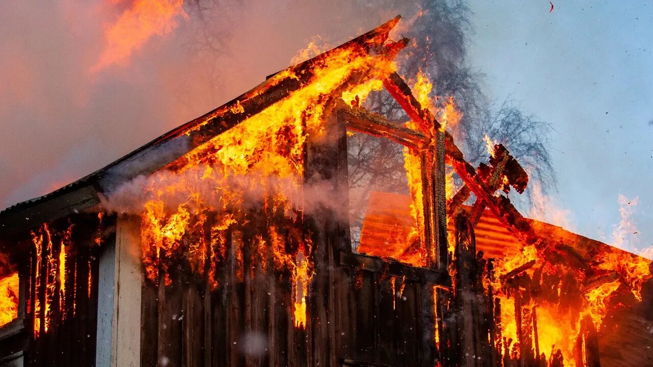 Сгоревший деревянный дом. Дом горит. Пожар в деревянном доме. Сгоревший дом в деревне. Покажи сгоревший дом