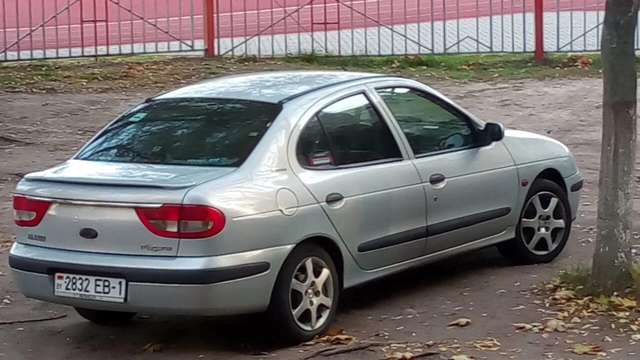 Рено меган 1.3. Рено Меган 2000. Renault Megane 1 2000. Рено Меган 1 седан. Рено Меган 2000 1.6.