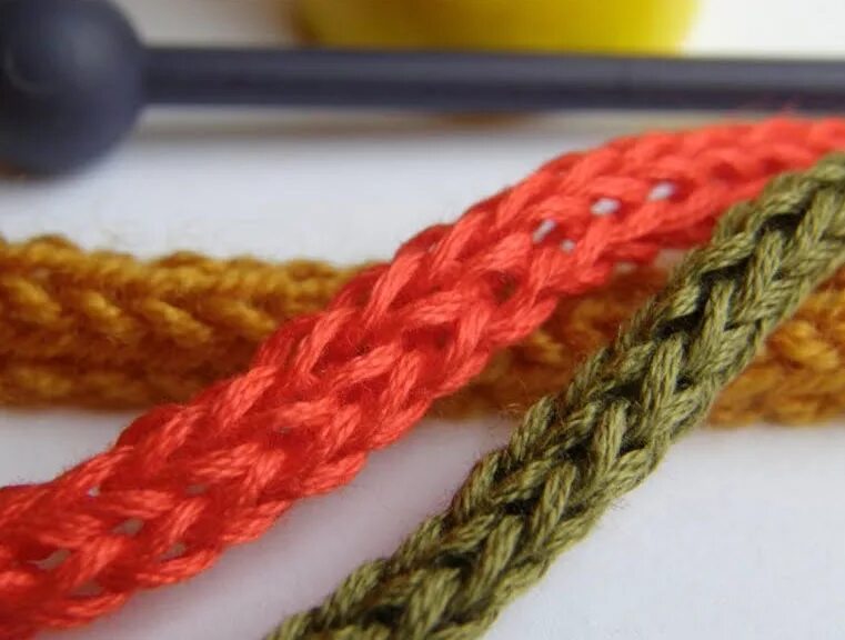 Шнурок двойной цепочкой крючком. Шнур из трикотажной пряжи. Шнур i-cord крючком. Кумихимо 20 нитей. Шнурок гусеничка крючком.