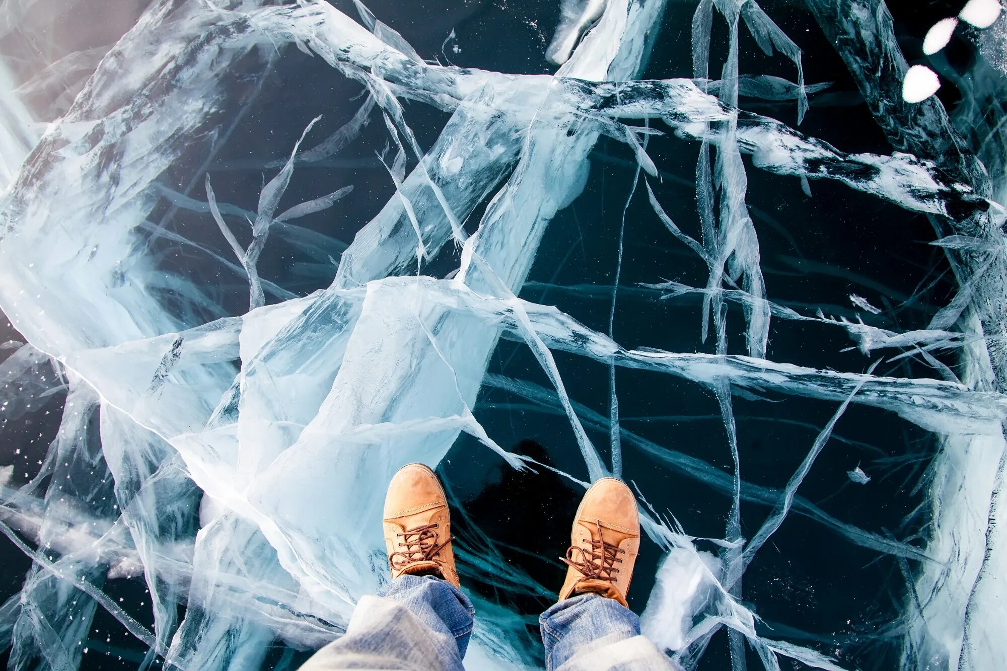 Разбитый лед. Треснувший лед. Лед Байкала реклама. Ледяной человек.