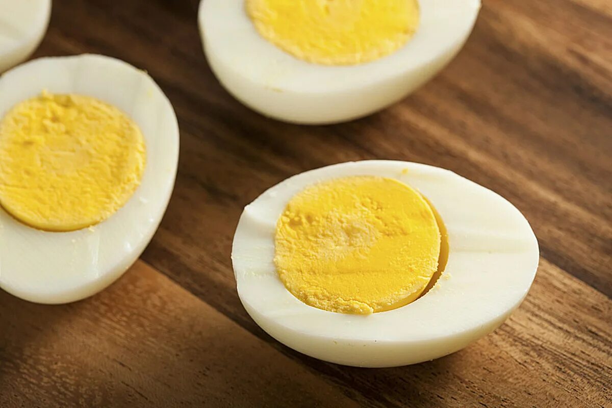 Вареные яйца. Яичный желток вареный. Яйцо отварное. Яйца вкрутую.