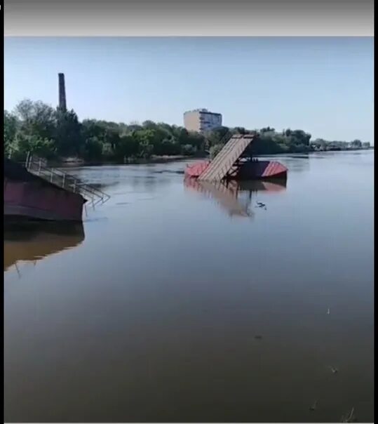 Вода в реке астрахань. Понтонный мост Астрахань. Понтонный мост через серебряную Воложку Астрахань. Понтон мост Астрахань. Речка Воложка Астрахань.